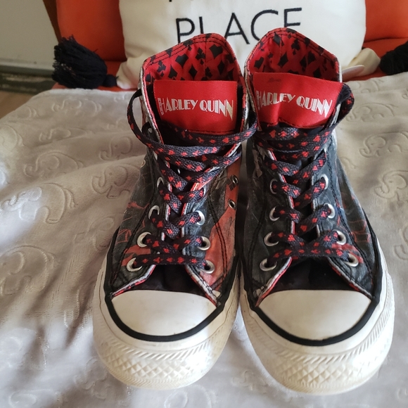 EUC CTAS Classic Chuck Taylor (4.5M / 6.5W) - DC COMICS HARLEY QUINN - Picture 9 of 10